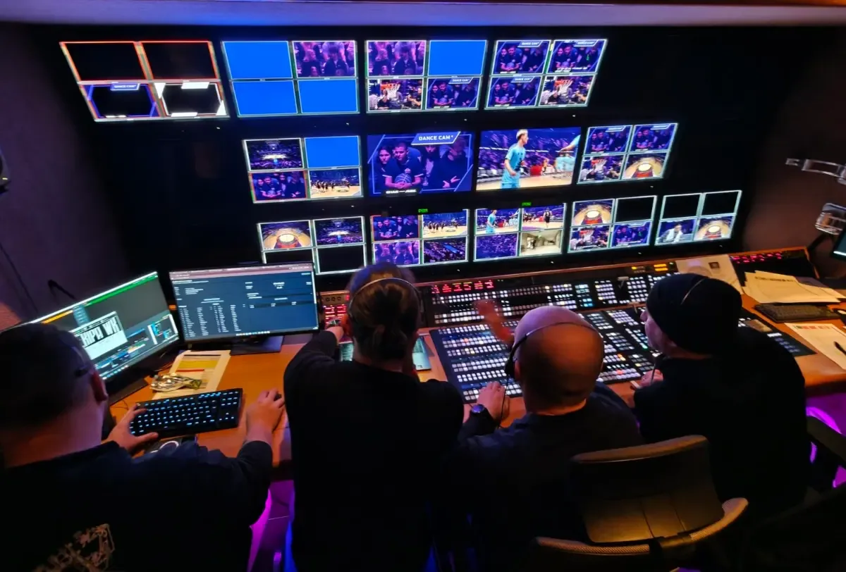 Reżyserka wizji ze ścianą monitorów podczas realizacji na żywo